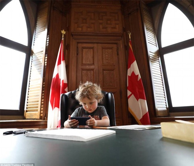 Thủ tướng điển trai của Canada lại khiến chị em đổ rạp vì loạt ảnh mới bên cạnh con trai đáng yêu - Ảnh 2.