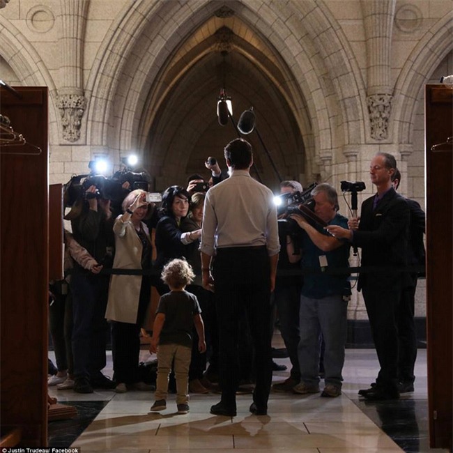 Thủ tướng điển trai của Canada lại khiến chị em đổ rạp vì loạt ảnh mới bên cạnh con trai đáng yêu - Ảnh 5.