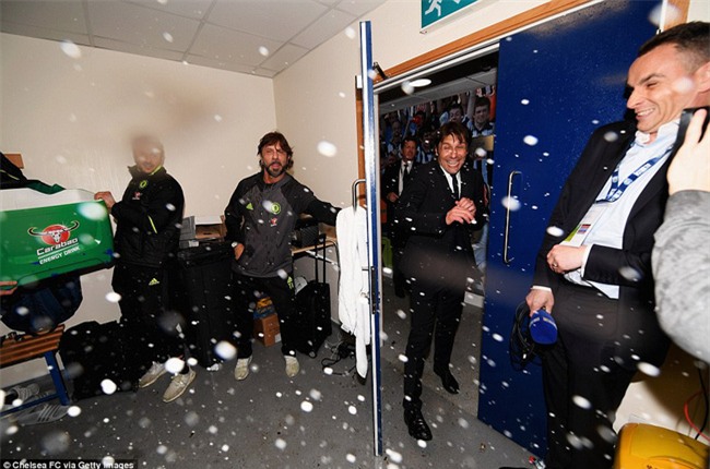1001 kiểu ăn mừng quậy banh nóc của Chelsea khi lên ngôi vô địch - Ảnh 12.