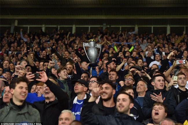 1001 kiểu ăn mừng quậy banh nóc của Chelsea khi lên ngôi vô địch - Ảnh 8.