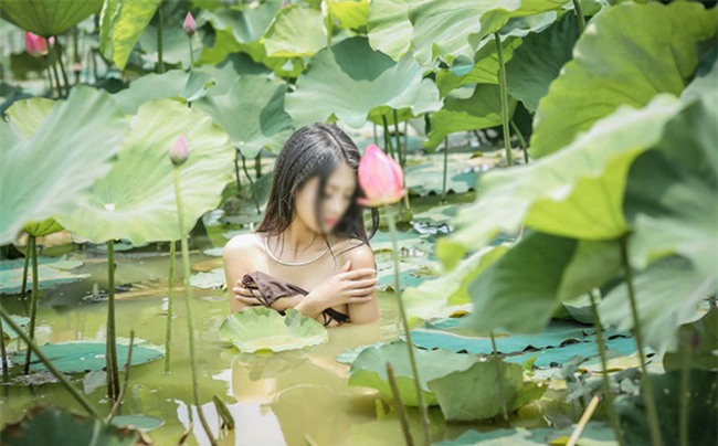 Cởi đồ chụp hình khoe thân, cô gái làm xấu xí cả đầm sen