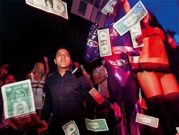 giới nhà giàu, giới siêu giàu, nhà giàu ăn chơi, nhà giàu