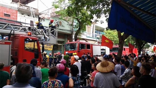 Rất đông người dân tập trung quanh hiện trường vụ cháy.