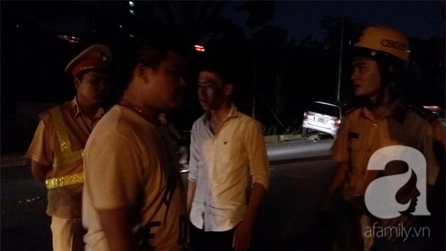 Hà Nội: Xe ô tô điên tông hàng loạt xe máy, xe đạp khiến ít nhất 5 người nhập viện - Ảnh 3.