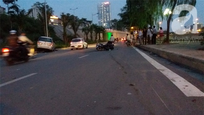 Hà Nội: Xe ô tô điên tông hàng loạt xe máy, xe đạp khiến ít nhất 5 người nhập viện - Ảnh 9.