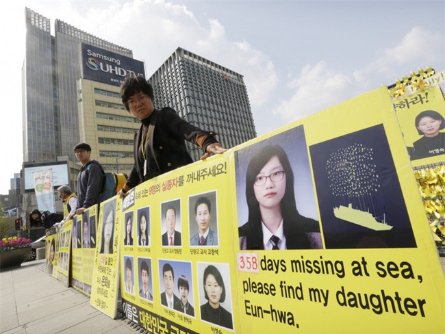 Tìm thấy thi thể nữ sinh 17 tuổi trong bi kịch chìm phà Sewol, số người mất tích giảm xuống 8 - Ảnh 6.