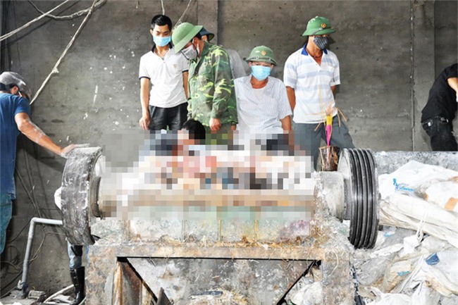 Kinh hãi người đàn ông bị dập nát trong máy nghiền bao bì - Ảnh 1.