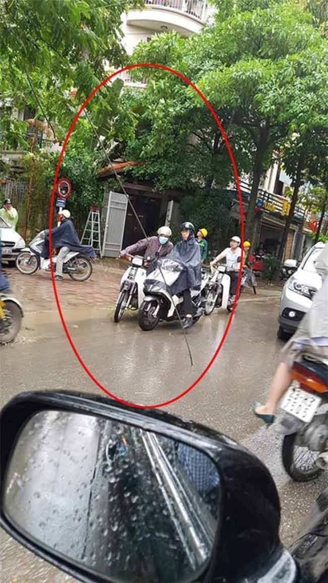 Hoảng loạn vì thanh sắt từ “trên trời” rơi xuống đường - 2