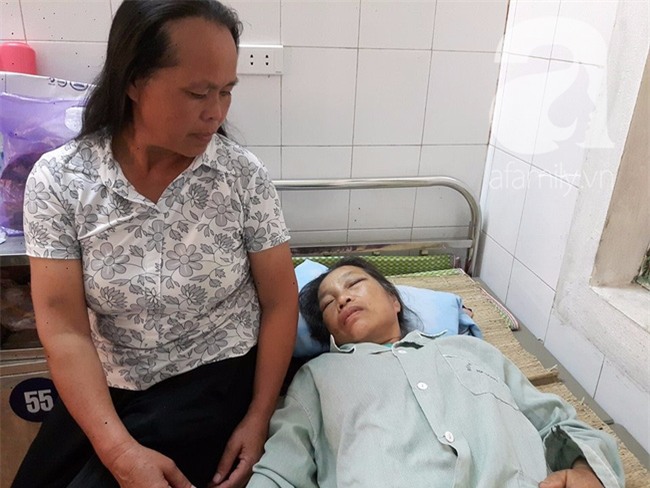 Hà Nội: Bà lão gần 70 tuổi bị em trai dùng xẻng tấn công khiến nhập viện cấp cứu - Ảnh 1.