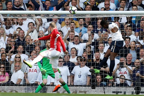 Wanyama đánh đầu tung lưới M.U