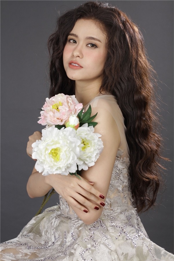 Ý thức được tầm quan trọng của hình ảnh bản thân mỗi khi xuất hiện trước công chúng nên bà xã Timluôn lựa chọn trang phục tinh tế, thanh lịch và không kém phần hiện đại.