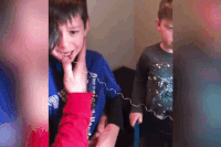 Clip hai huoc cau em nghich ngom giup anh trai nho rang hinh anh 2