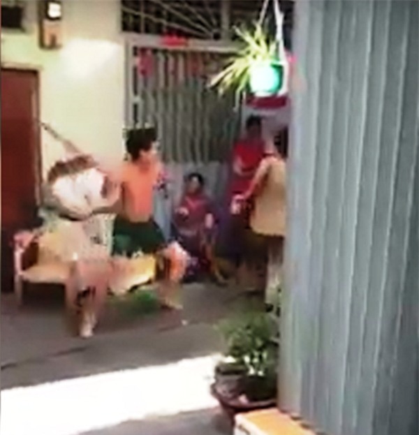 TP.HCM : Sự thật clip nam thanh niên dùng chổi đánh mẹ gây xôn xao  - Ảnh 3.