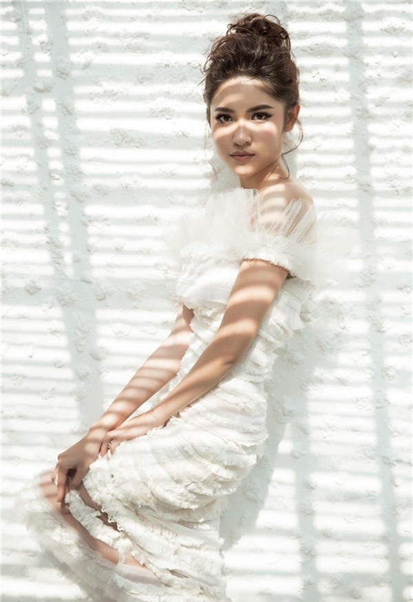 Á hậu Thuỳ Dung diện váy xuyên thấu, khoe vai trần gợi cảm