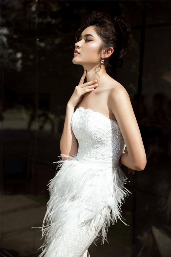 Phom dáng cúp ngực hay chất liệu lưới xuyên thấy giúp Á hậu khoe khéo vai trần gợi cảm, vóc dáng thanh mảnh. Bên cạnh đó, gương mặt thanh tú của Thuỳ Dung cũng được khai thác dưới ánh nắng vàng, trở thành điểm nhấn nổi bật trong từng bức ảnh.