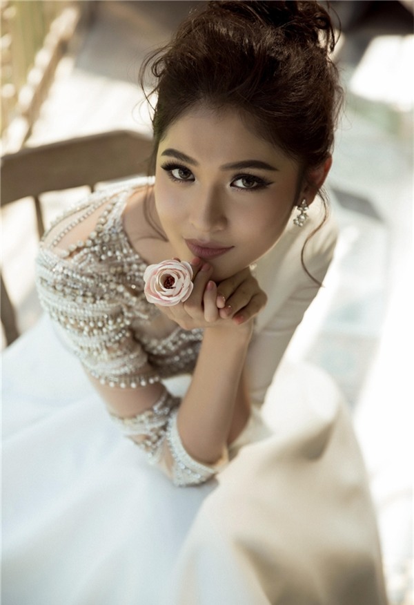 Á hậu Thuỳ Dung diện váy xuyên thấu, khoe vai trần gợi cảm