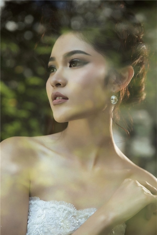 Trong bộ ảnh, người đẹp sinh năm 1996 tự tin với lối trang điểm nhẹ nhàng, cuốn hút. Bên cạnh đó, kiểu tóc búi cao còn giúp Á hậu toả sáng rạng rỡ.So với thời điểm đăng quang, Á hậu Thuỳ Dung có những sự thay đổi rõ rệt về khả năng biểu cảm hay phong cách thời trang.