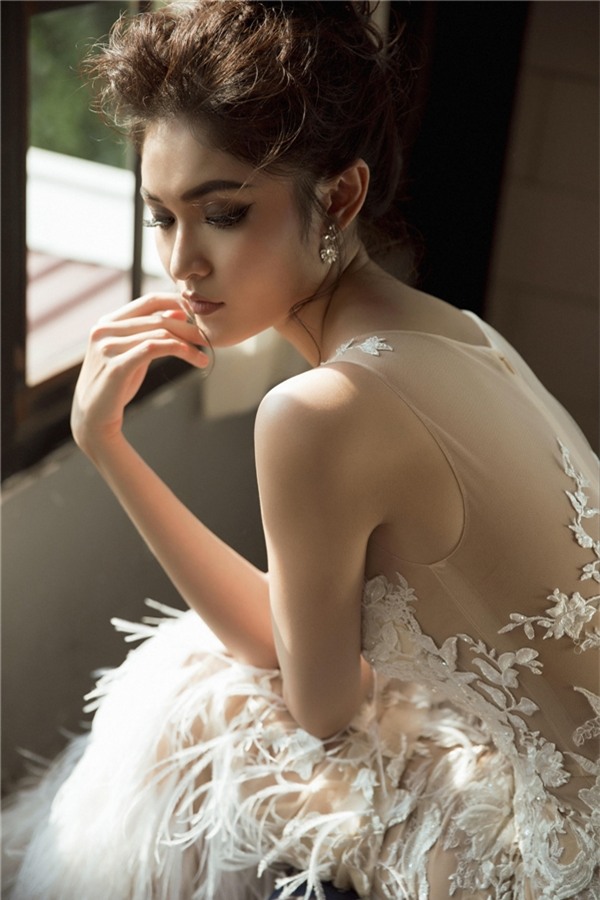 Á hậu Thuỳ Dung diện váy xuyên thấu, khoe vai trần gợi cảm