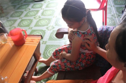 loi ke cua be gai lop 4 bi ke la tiem thuoc me vao tay de bat coc o nghe an - 1