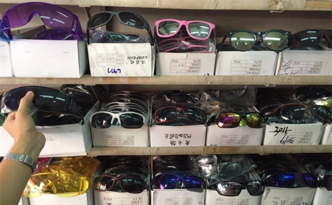 Kinh mat 'hang hieu' gia 2.000 dong mot chiec hinh anh 2