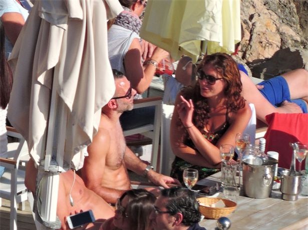 Ngồi với gái lạ, Ryan Giggs bị thanh niên địa phương gây sự - Ảnh 7.