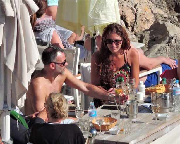 Ngồi với gái lạ, Ryan Giggs bị thanh niên địa phương gây sự - Ảnh 8.