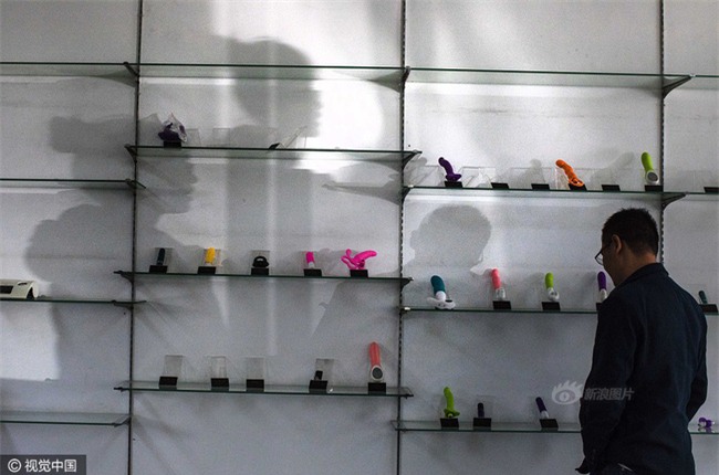 Cuộc sống của nữ công nhân vừa tròn 18 tuổi trong công xưởng sản xuất đồ chơi tình dục ở Trung Quốc - Ảnh 1.