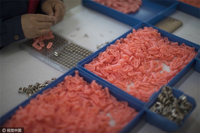 Cuộc sống của nữ công nhân vừa tròn 18 tuổi trong công xưởng sản xuất đồ chơi tình dục ở Trung Quốc - Ảnh 6.