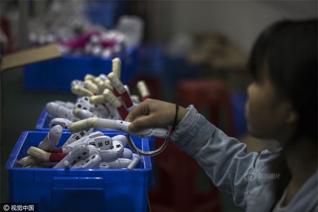 Cuộc sống của nữ công nhân vừa tròn 18 tuổi trong công xưởng sản xuất đồ chơi tình dục ở Trung Quốc - Ảnh 9.