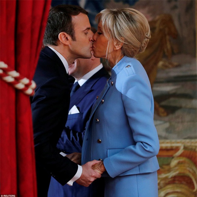 Giữa làn sóng tranh cãi, nụ hôn trong lễ nhậm chức chính là câu trả lời ngọt ngào nhất của vợ chồng tân Tổng thống Pháp - Ảnh 1.