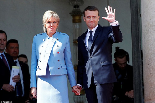 Giữa làn sóng tranh cãi, nụ hôn trong lễ nhậm chức chính là câu trả lời ngọt ngào nhất của vợ chồng tân Tổng thống Pháp - Ảnh 2.