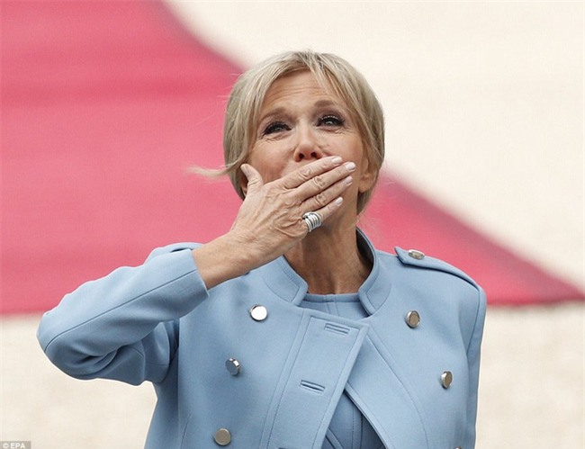 Giữa làn sóng tranh cãi, nụ hôn trong lễ nhậm chức chính là câu trả lời ngọt ngào nhất của vợ chồng tân Tổng thống Pháp - Ảnh 4.