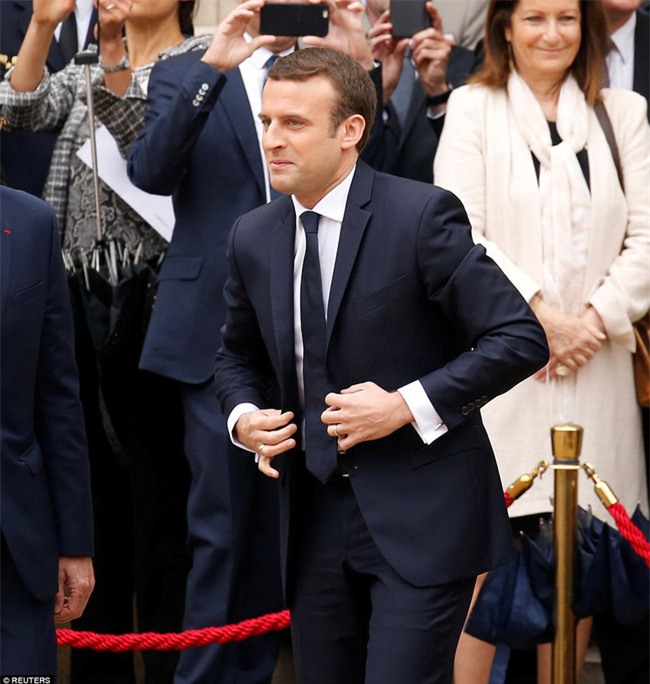 Giữa làn sóng tranh cãi, nụ hôn trong lễ nhậm chức chính là câu trả lời ngọt ngào nhất của vợ chồng tân Tổng thống Pháp - Ảnh 5.