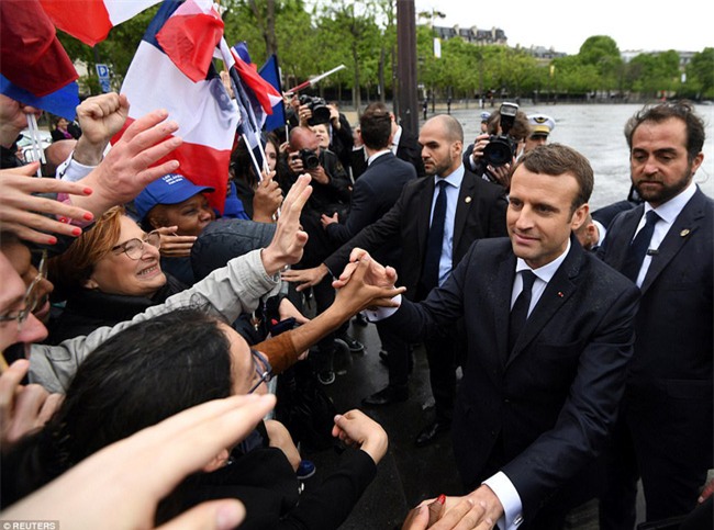 Giữa làn sóng tranh cãi, nụ hôn trong lễ nhậm chức chính là câu trả lời ngọt ngào nhất của vợ chồng tân Tổng thống Pháp - Ảnh 6.