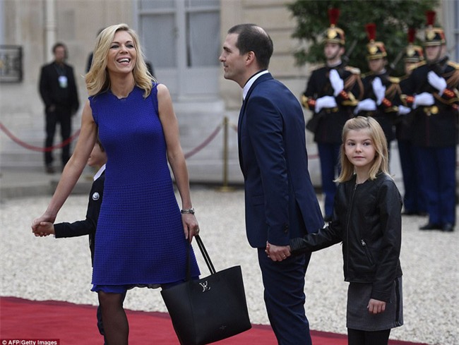 Giữa làn sóng tranh cãi, nụ hôn trong lễ nhậm chức chính là câu trả lời ngọt ngào nhất của vợ chồng tân Tổng thống Pháp - Ảnh 7.