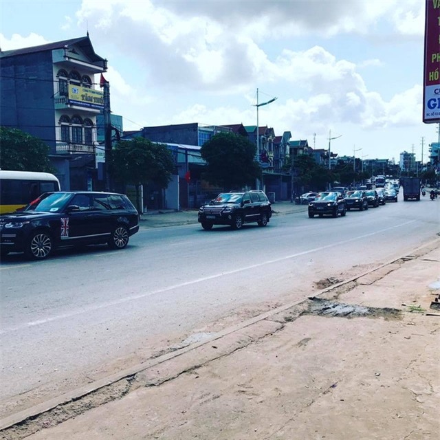 Hình ảnh đoàn xe tiền tỷ khiến nhiều người trầm trồ, ngưỡng mộ về sự giàu có của gia đình cặp đôi