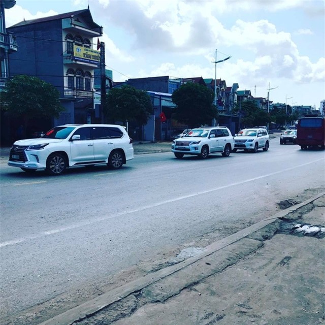 Những chiếc xe này đều là của bạn bè gia đình cô dâu và chú rể