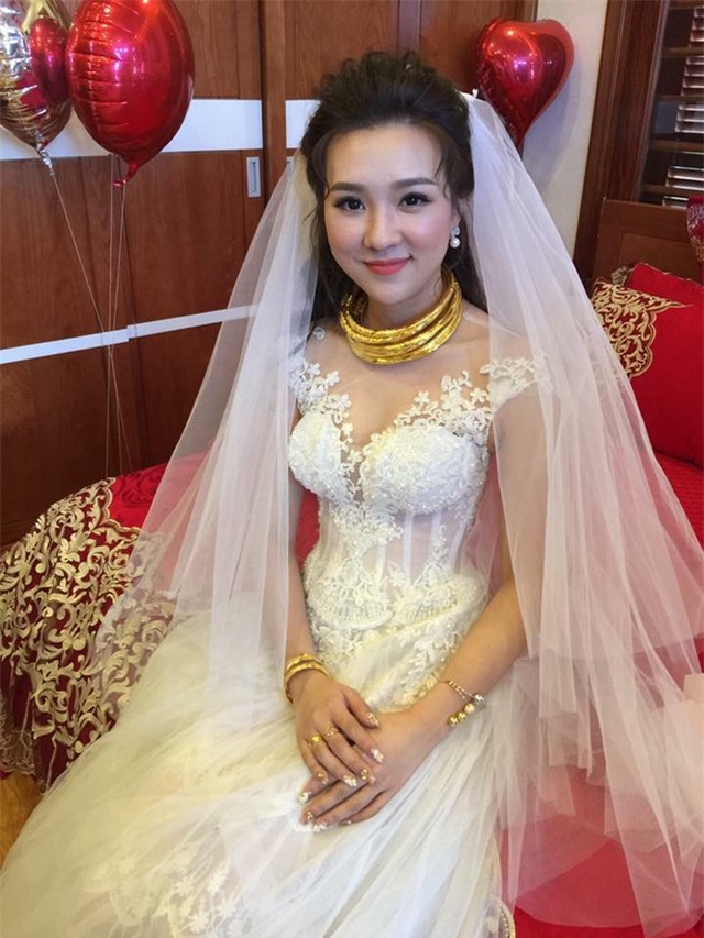 Gia đình hai bên đều khá giả, nên đám cưới được tổ chức hoành tráng tại khách sạn 5 sao