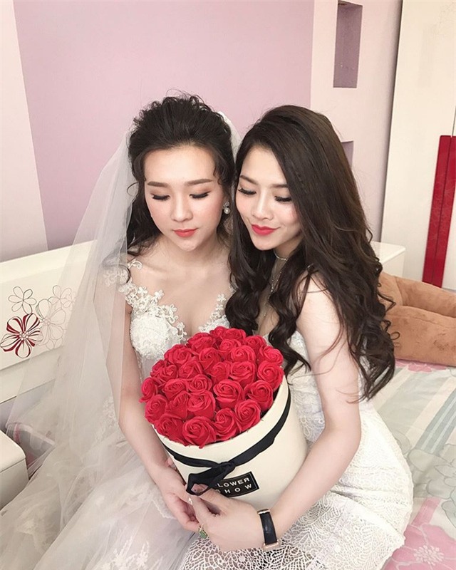 Cô dâu xinh đẹp tạo dáng bên bạn bè trong lúc chờ chú rể qua đón dâu