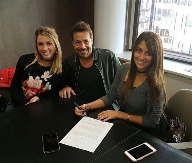 Bạn gái Messi và vợ Suarez khai trương cửa hàng giày - Ảnh 2.