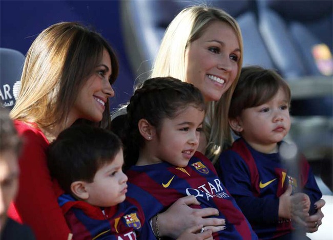 Bạn gái Messi và vợ Suarez khai trương cửa hàng giày - Ảnh 4.