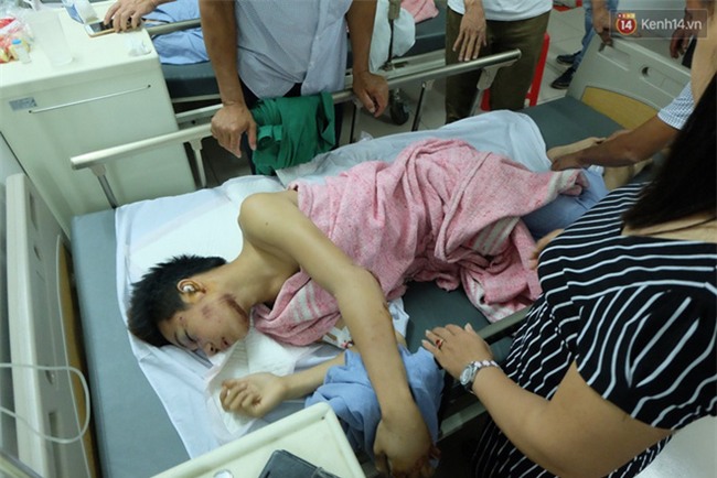 Người thân không nhận ra nam sinh mắc kẹt dưới gầm ô tô Camry sau tai nạn kinh hoàng ở Bắc Ninh - Ảnh 2.