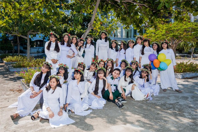 Bộ ảnh kỷ yếu đơn giản mà cực đáng yêu của lớp học với 27 cô gái và... 1 chàng trai - Ảnh 1.