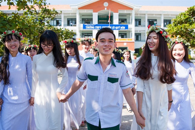 Bộ ảnh kỷ yếu đơn giản mà cực đáng yêu của lớp học với 27 cô gái và... 1 chàng trai - Ảnh 8.