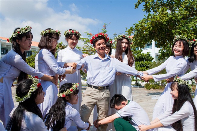 Bộ ảnh kỷ yếu đơn giản mà cực đáng yêu của lớp học với 27 cô gái và... 1 chàng trai - Ảnh 9.