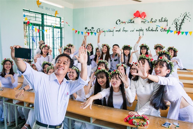 Bộ ảnh kỷ yếu đơn giản mà cực đáng yêu của lớp học với 27 cô gái và... 1 chàng trai - Ảnh 10.