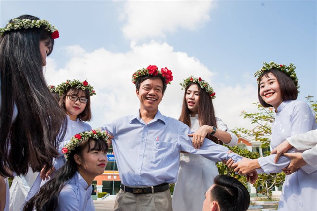 Bộ ảnh kỷ yếu đơn giản mà cực đáng yêu của lớp học với 27 cô gái và... 1 chàng trai - Ảnh 10.