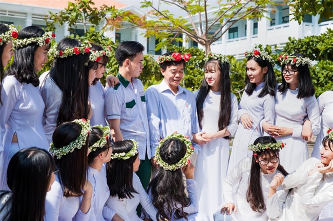 Bộ ảnh kỷ yếu đơn giản mà cực đáng yêu của lớp học với 27 cô gái và... 1 chàng trai - Ảnh 10.