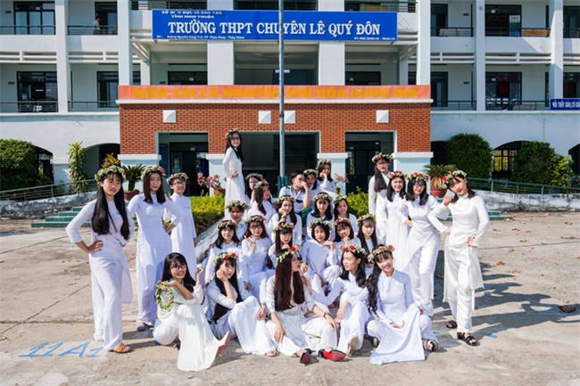 Bộ ảnh kỷ yếu đơn giản mà cực đáng yêu của lớp học với 27 cô gái và... 1 chàng trai - Ảnh 11.