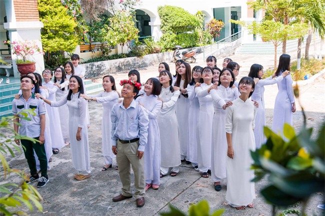 Bộ ảnh kỷ yếu đơn giản mà cực đáng yêu của lớp học với 27 cô gái và... 1 chàng trai - Ảnh 11.